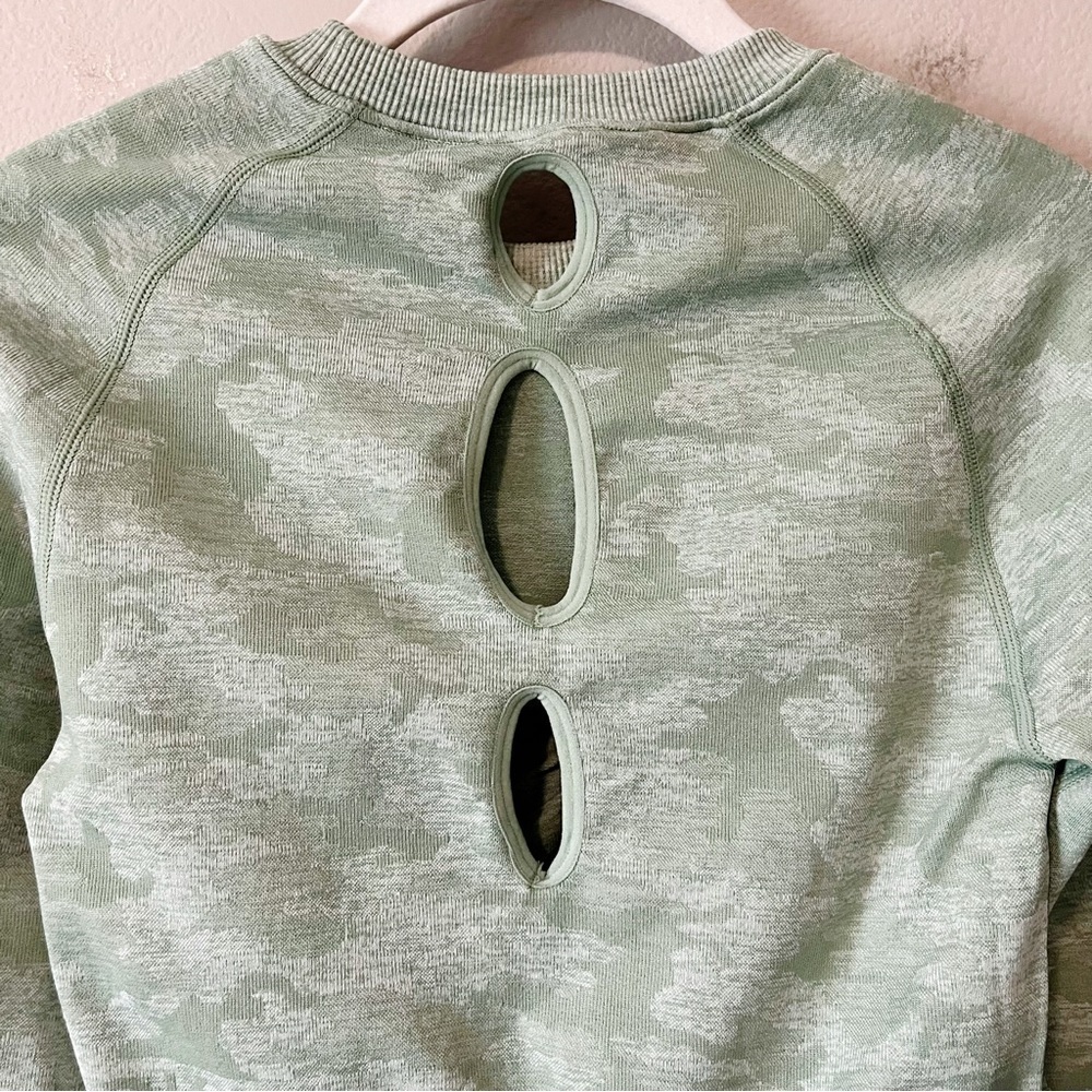 Gymshark Women’s Light Green Camo Print Long Sleeve Crop Workout Top Sz Medium - Picture 7 of 9